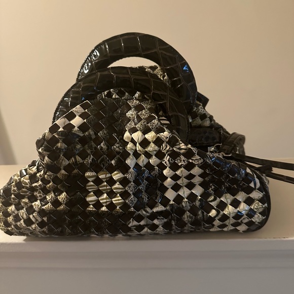 Beautiful brown and cream handbag, crystal in middle of bow on front - Picture 8 of 14